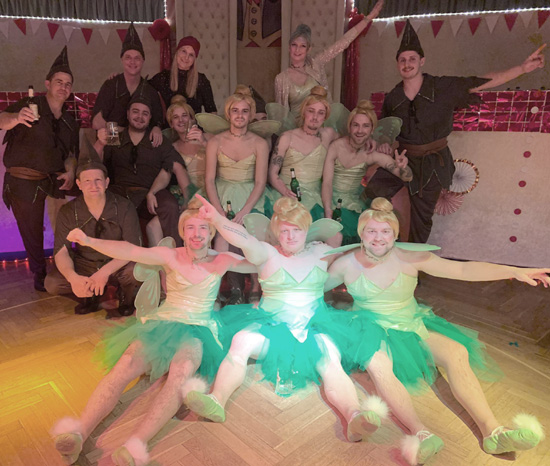 Männerballett duftende Waldwiese